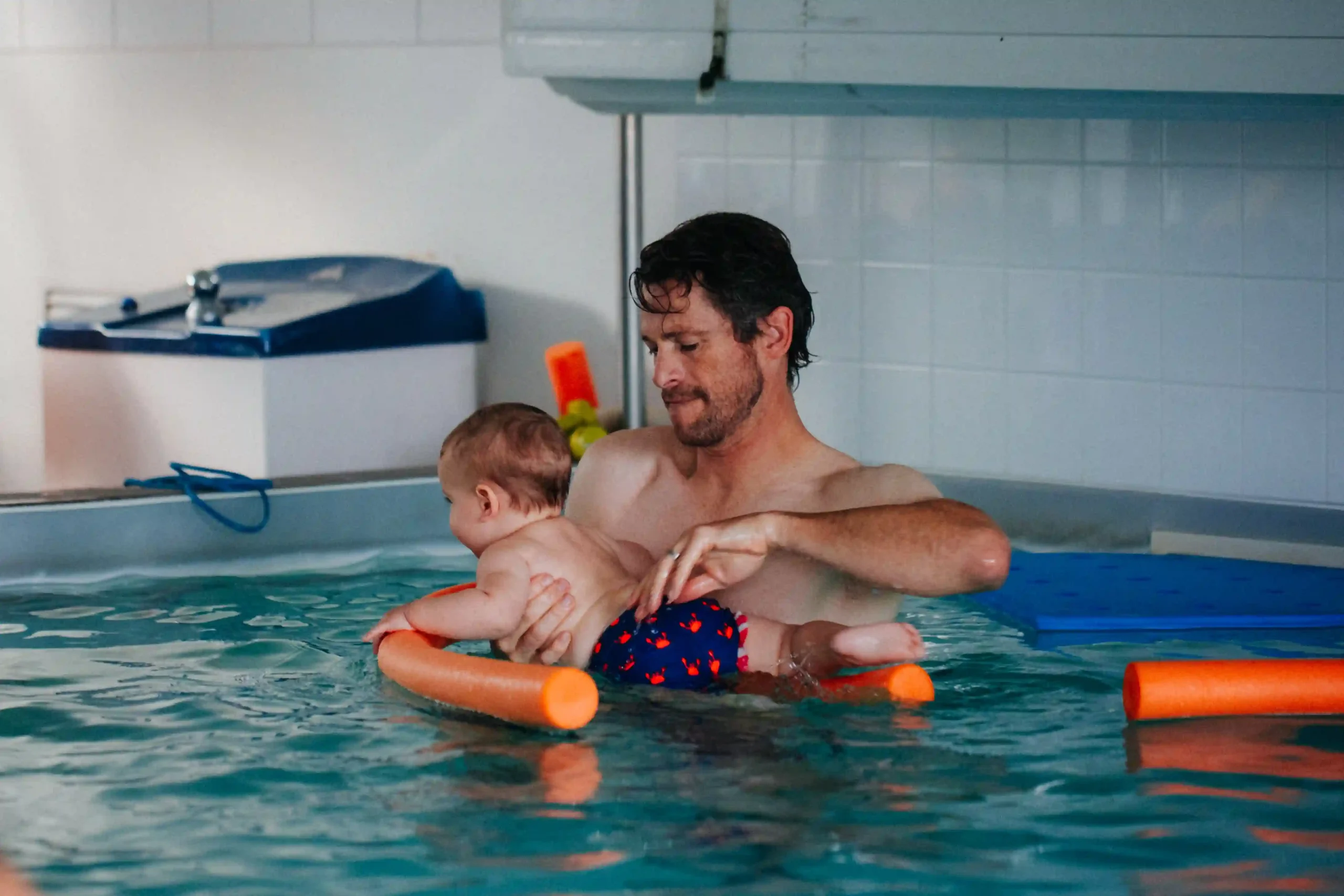 Moment de complicité parent-bébé dans l'eau