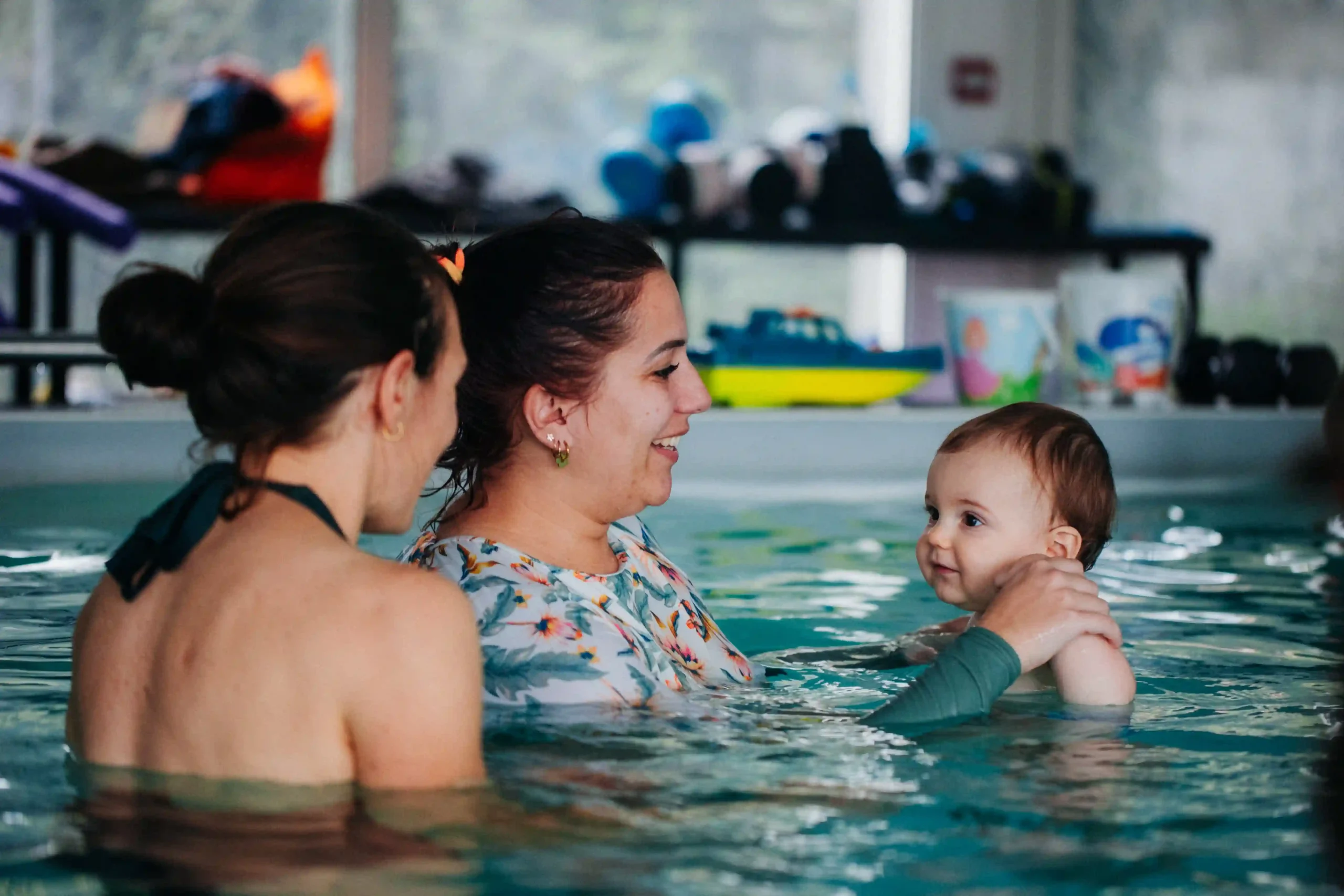 Immersion douce d'un bébé accompagné de son parent